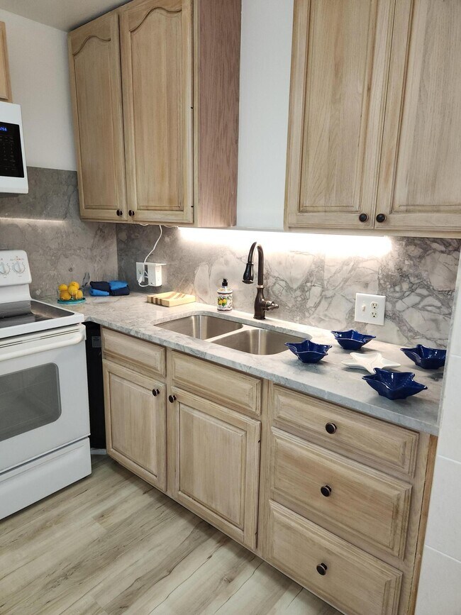 Building Photo - 106 Suffolk C