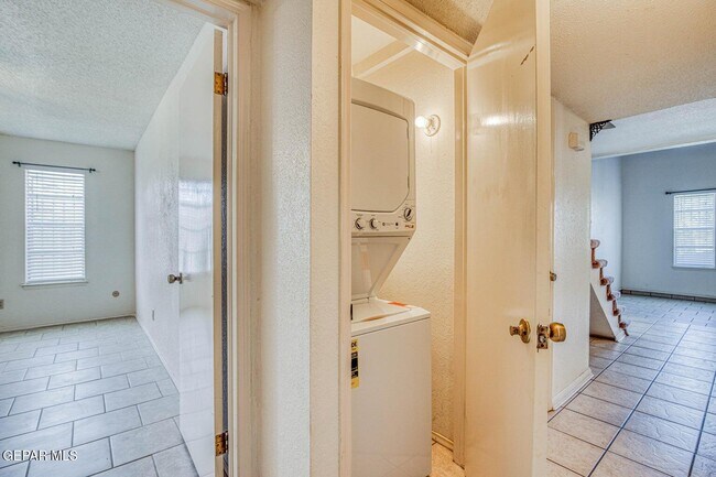 Building Photo - 6201 Escondido Dr