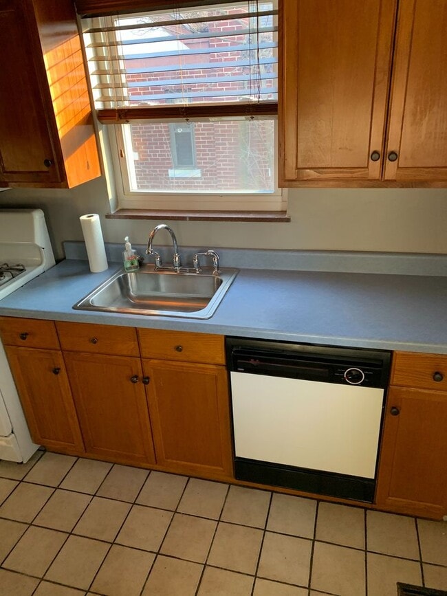 Building Photo - Lovely Two Bedroom Home on a Quiet Street