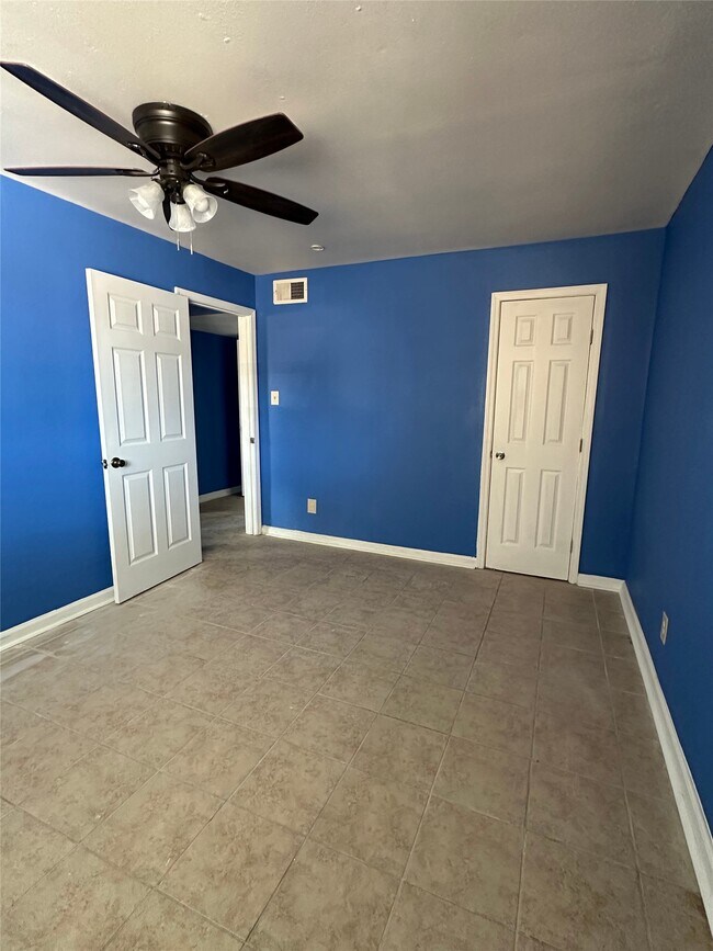 Building Photo - 516 Holiday Dr