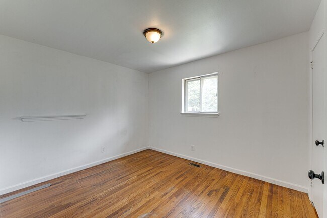 Building Photo - 1010 N Hickory St