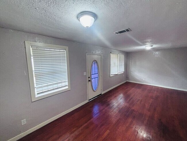 Building Photo - Charming 3-Bedroom Home in a Convenient Lo...