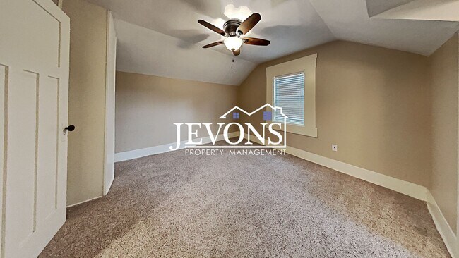 Building Photo - $300 Rent Credit - Well-kept ground-floor ...