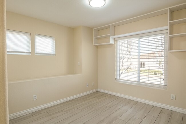 Building Photo - 3 bedrooms 2.5 bathrooms | Southwinds | Oxnard | Unfurnished