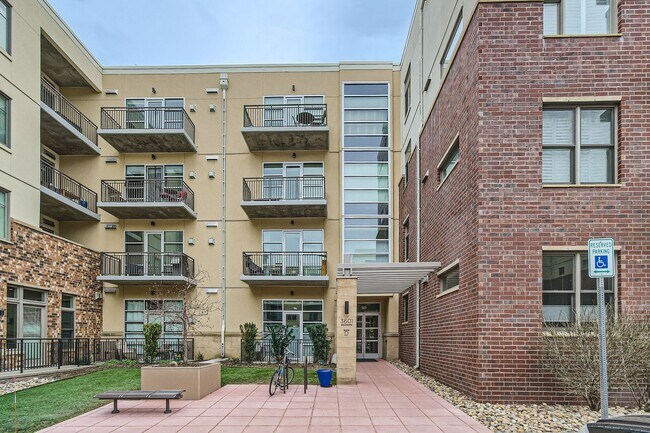 Building Photo - 2-BDR Retreat with Rooftop Pool & Gym