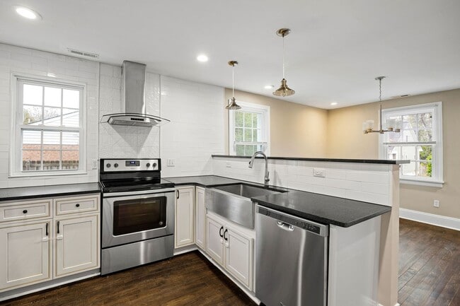 Building Photo - Quaint 3 Bedroom/2 Bath Home Located Near ...