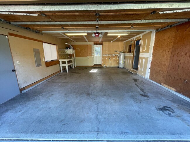 Building Photo - Lovely Pet Friendly, 3 Bedroom Home!