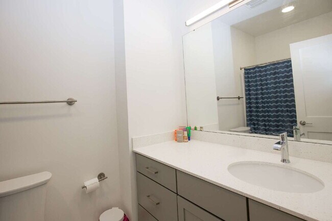 Building Photo - 381 James St