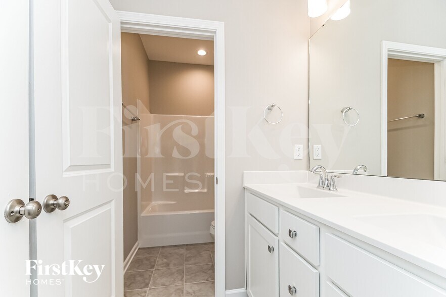 Building Photo - 501 Rain Drizzle Ct