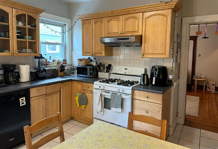 Building Photo - 183 College Ave