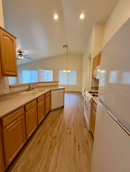 Building Photo - 7451 E Mountain Dr