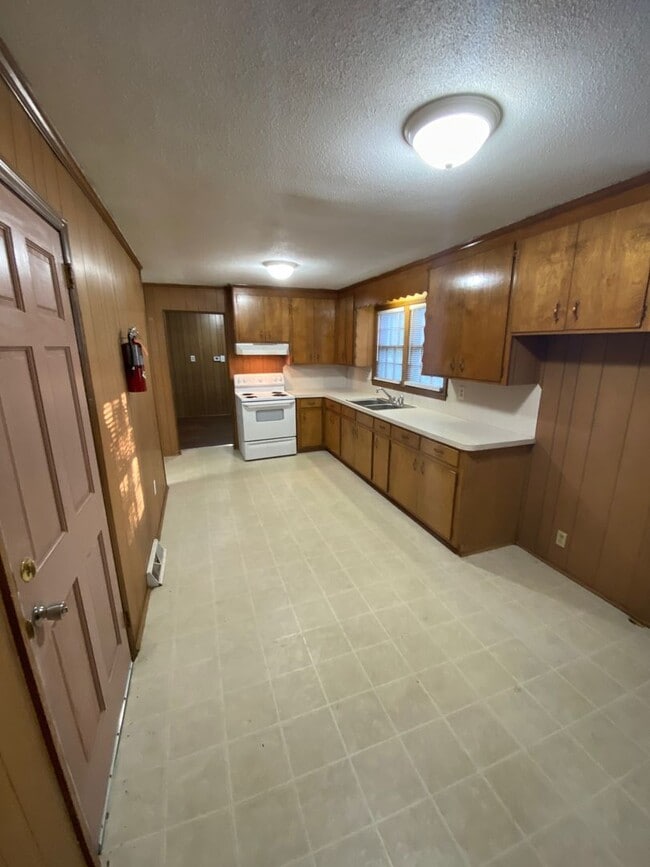 Building Photo - Northeast Home