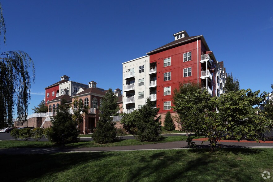 Building Photo - Lumina
