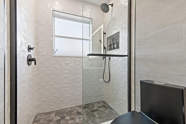 Building Photo - 4193 Hyacinth Cir N