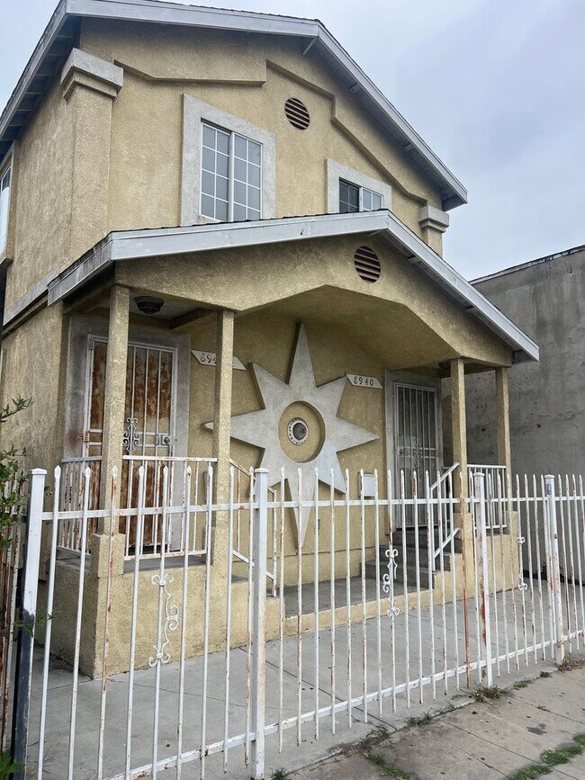 Building Photo - 3 Bed/2 Bath Move In Today! $3,200!