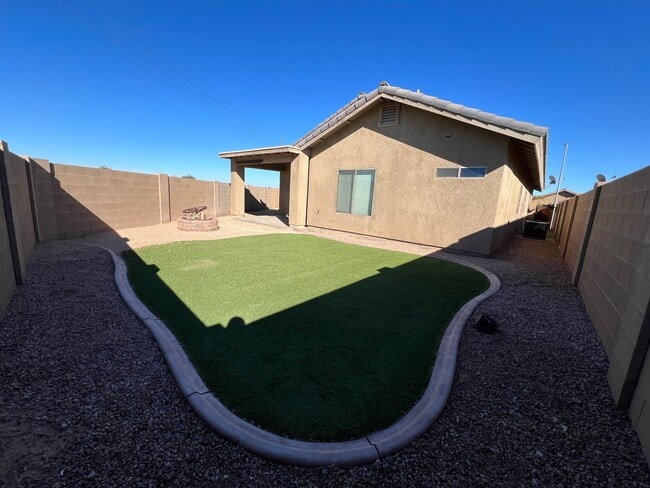 Building Photo - NICE 3 BEDROOM HOME!