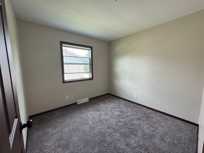 Building Photo - Your new Townhouse Awaits! 3 Bed / 1.5 Bat...