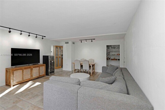 Building Photo - 9394 SW 77th Ave