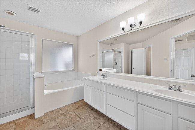 Building Photo - 19439 Hillside Springs Cir