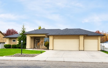 Building Photo - Wonderful Home Near GolfView Golf Course!