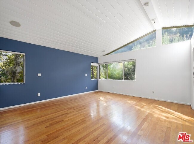 Building Photo - 1700 San Ysidro Dr