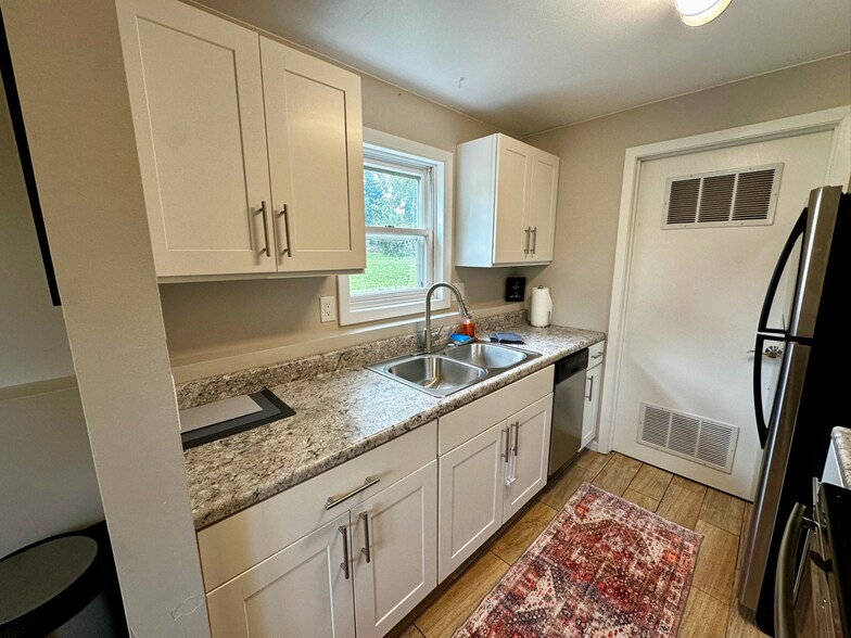 Building Photo - 5801 Williamsburg Way