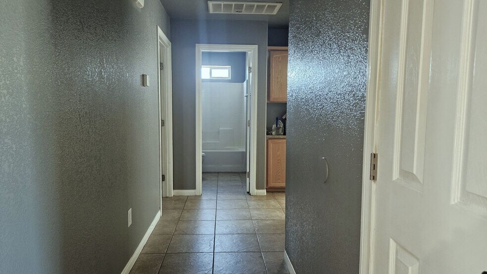 Building Photo - 10648 Peach Ave