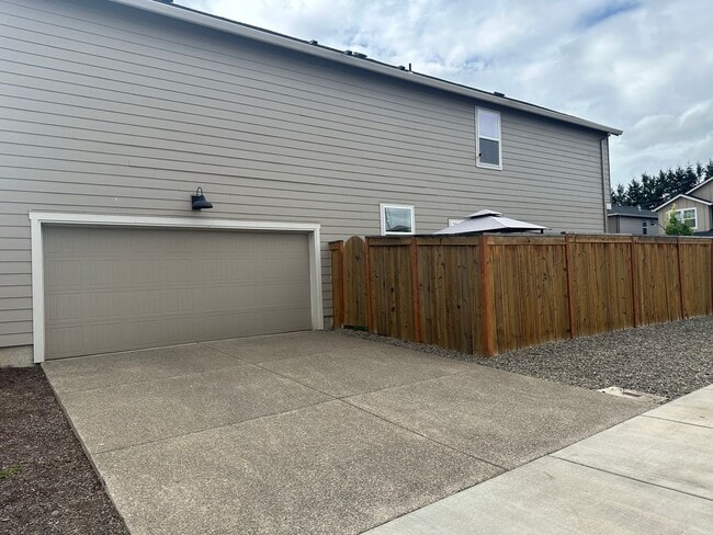 Building Photo - Newer 4 bedroom 2.5 bathroom house!
