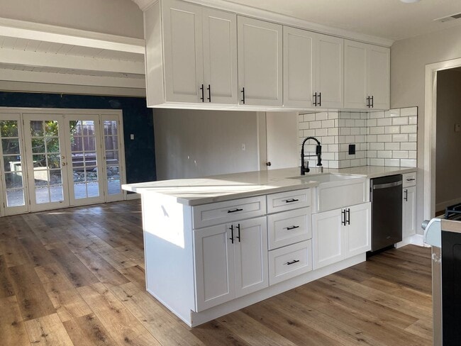 Building Photo - 385 Maureen Ln