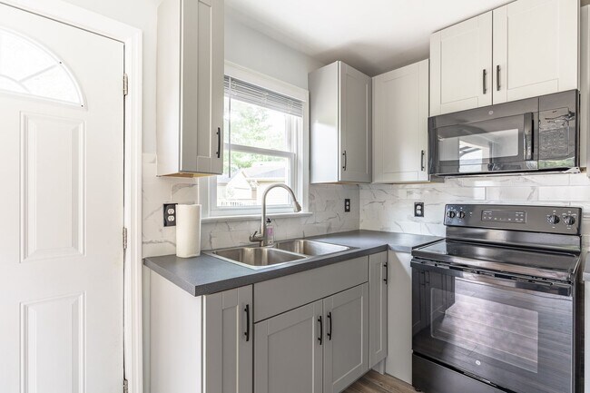 Building Photo - Spacious home located in a great neighborhood!