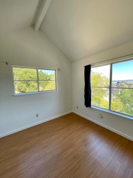 Master bedroom (upstairs) - 411 Santa Fe Ave