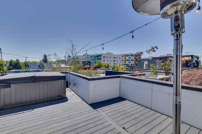 Building Photo - Luxury Capitol Hill Townhome Available Now!