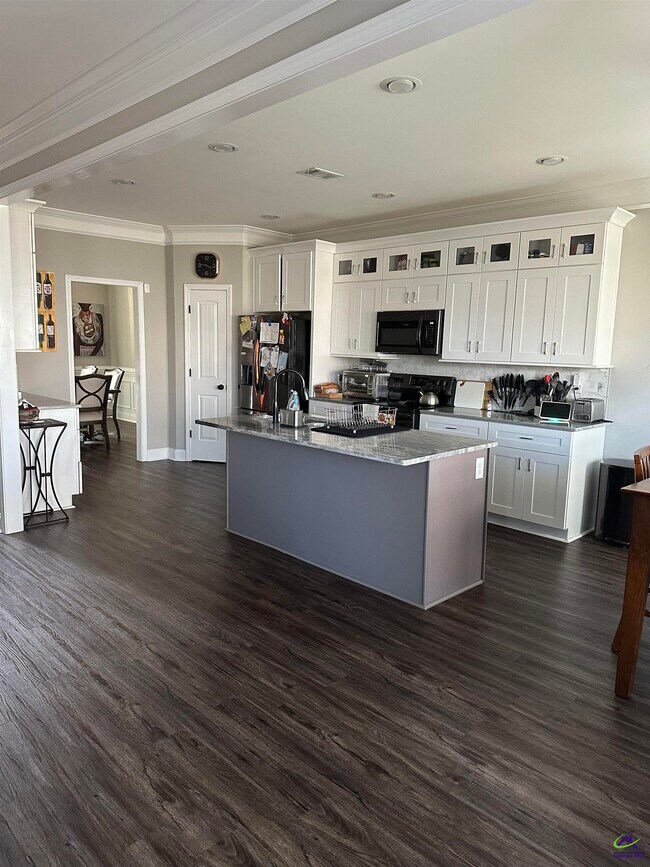 Building Photo - 201 Deven Ct