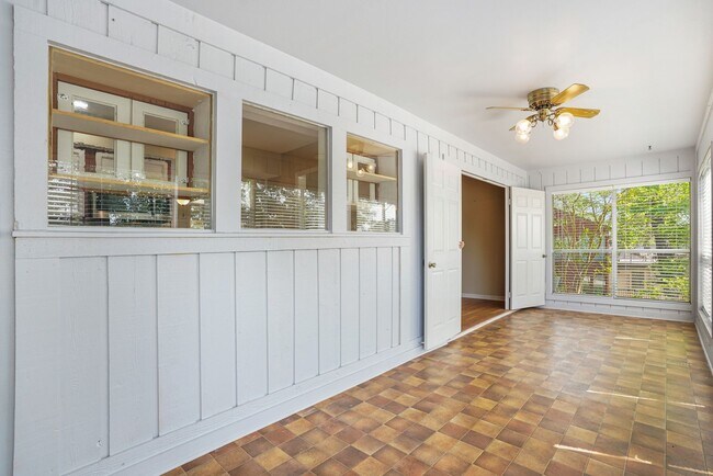 Building Photo - 9 Lakeview Manor