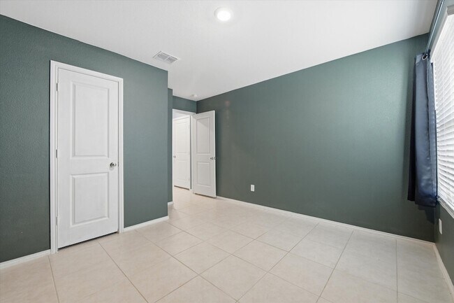 Building Photo - 1393 Beach Dr