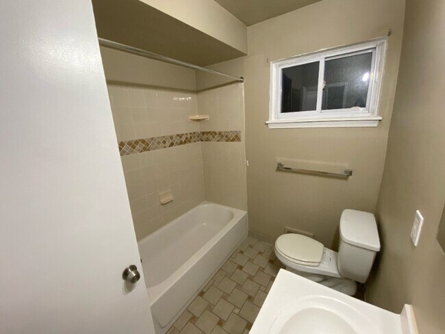 Building Photo - 26280 Pinehurst St