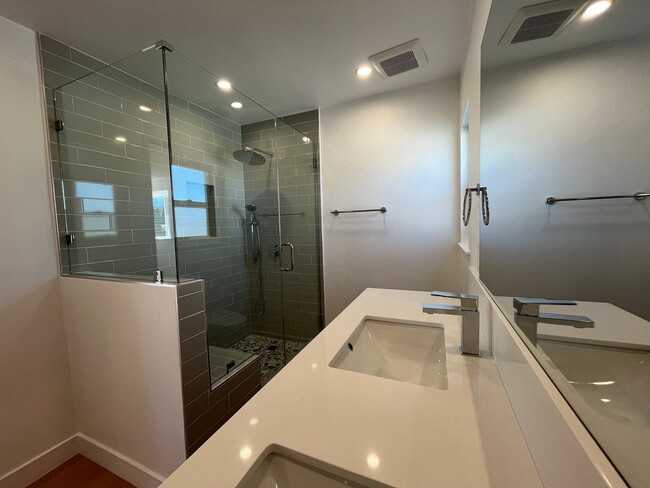 Building Photo - Simi Valley 4+3 w/downstairs bed + full bath + EV charger!