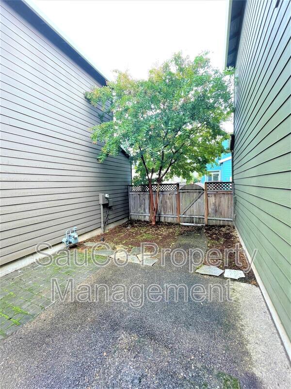 Building Photo - 3762 SE Oakleaf St