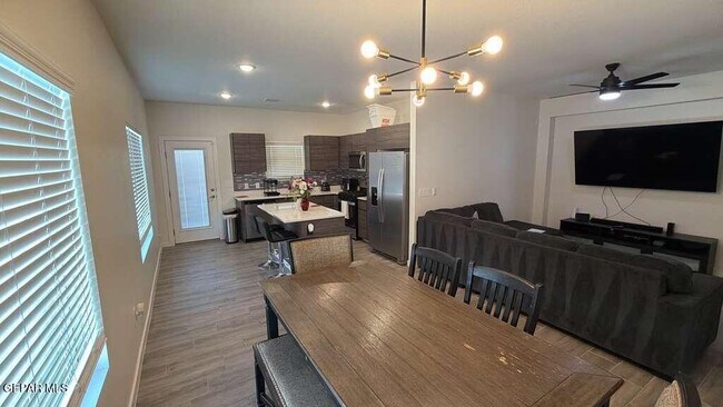 Building Photo - 476 Deserts Dr