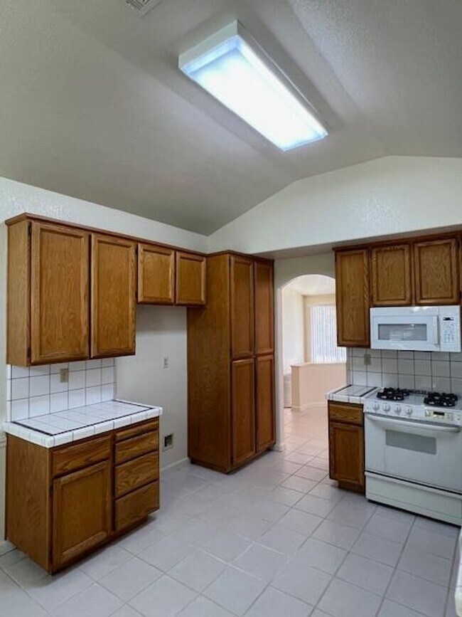 Building Photo - BEAUTIFUL HOME WITH POOL IN ROSEVILLE!