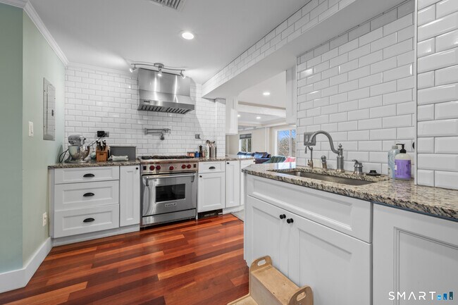 Building Photo - 297 South Rd