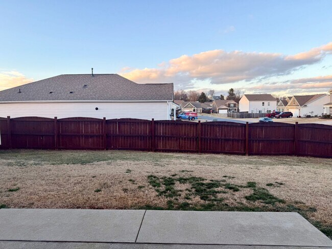 Building Photo - Beautiful 4 bedroom 2.5 bath home located in the Cliffs subdivision!