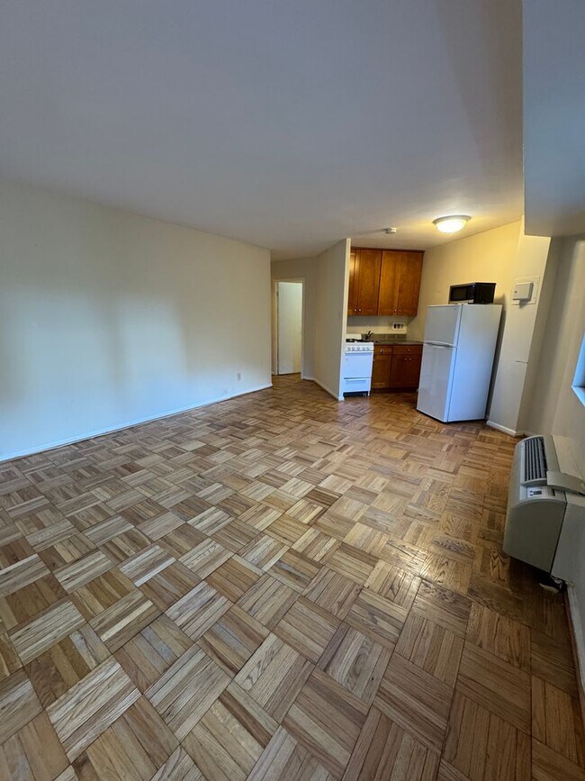 Building Photo - Studio in the Saxony Coop - 24/7 Front Des...