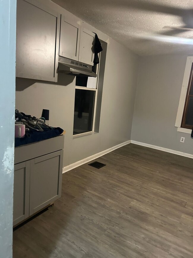 Building Photo - Three Bedroom Home