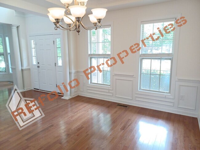Building Photo - Lovely 5 Bedroom 4 Bathroom Single Family ...