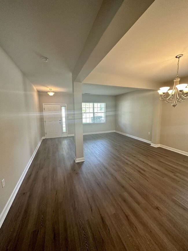 Building Photo - Spacious Home in The Cascades