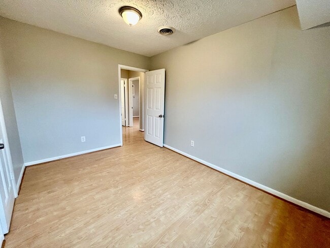 Building Photo - 3 Bedroom! Available Now! - January FREE!!