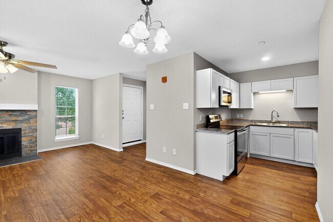 Building Photo - Stylish Upstairs Corner Unit Near Lake Ray Hubbard