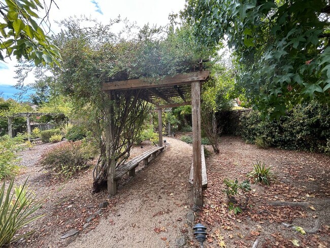 Building Photo - 8280 Oakmont Dr
