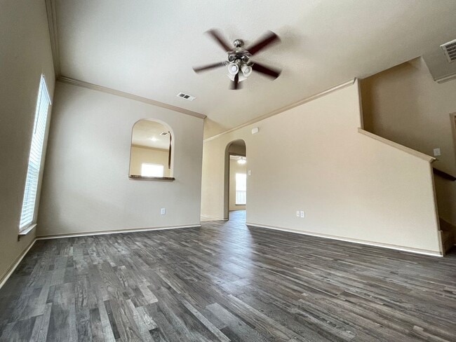 Building Photo - 4 Bedroom 2 Bath